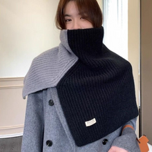 Load image into Gallery viewer, Two-tone Knitted Scarf
