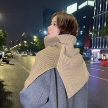 Load image into Gallery viewer, Two-tone Knitted Scarf