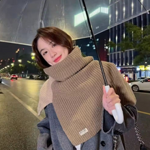 Load image into Gallery viewer, Two-tone Knitted Scarf