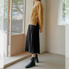 Load image into Gallery viewer, Pleated Knit Skirt