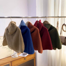 Load image into Gallery viewer, Two-tone Knitted Scarf