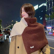 Load image into Gallery viewer, Two-tone Knitted Scarf