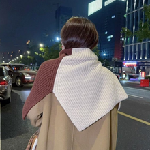 Load image into Gallery viewer, Two-tone Knitted Scarf