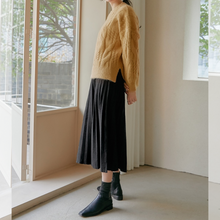 Load image into Gallery viewer, Pleated Knit Skirt
