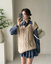 Load image into Gallery viewer, Oversized Knit Vest
