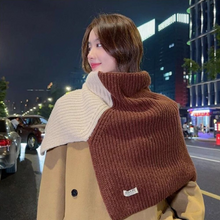 Load image into Gallery viewer, Two-tone Knitted Scarf
