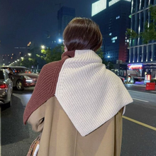 Load image into Gallery viewer, Two-tone Knitted Scarf
