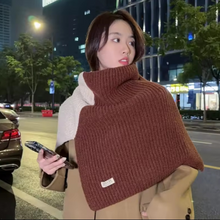 Load image into Gallery viewer, Two-tone Knitted Scarf
